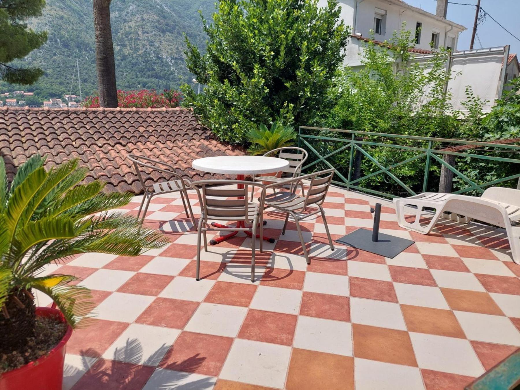 Garden Apartmant Near Sea โกตอร์ ภายนอก รูปภาพ